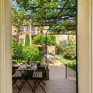 https://la-chiocarella.it-tuscanyhotel.com