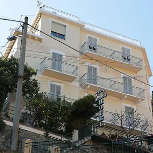 https://hotel-villa-amelia.hotelitalianriviera.com